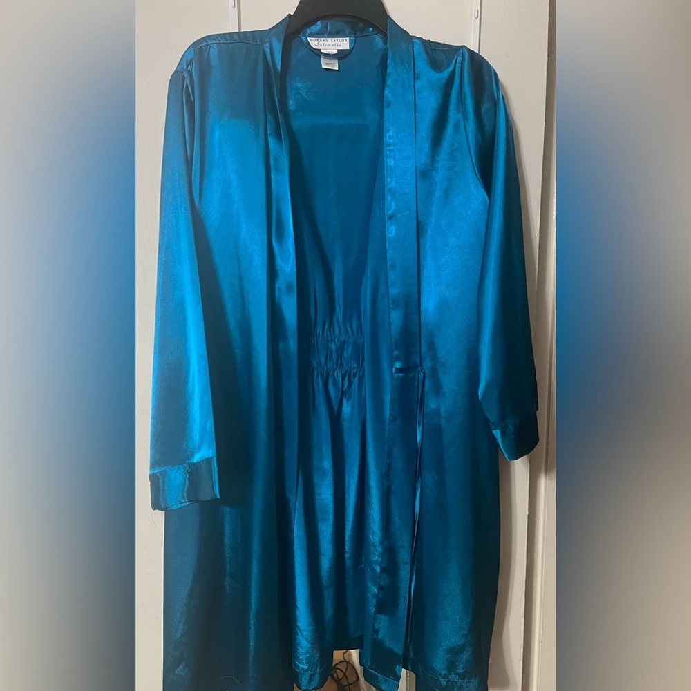 Like New: Morgan Taylor Intimates Pre-loved Robe (Pairs well with nightgown)